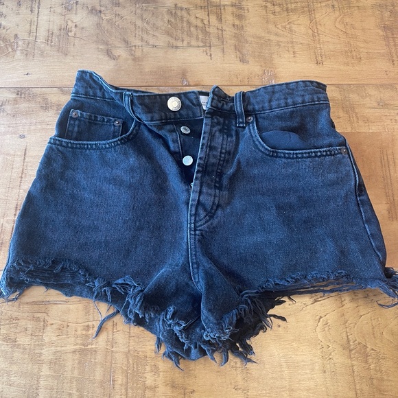 Zara high-rise black destroyed denim short - Picture 1 of 4